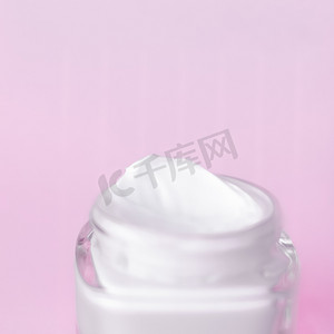 粉红色背景面霜保湿罐、保湿护肤乳液和提拉乳液、高档美容护肤品牌的抗衰老化妆品