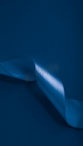 皇家蓝色背景上的抽象丝带、假日销售产品促销的独家奢侈品牌设计和魅力艺术邀请卡背景