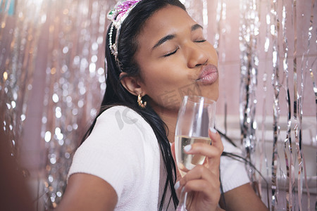 女孩在聚会、活动或节日上用一杯香槟自拍。