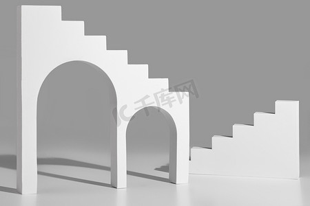灰色背景上带有拱门和台阶的简单几何形状