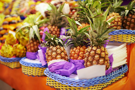 水果商店摄影照片_出售多汁的菠萝。