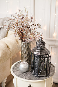 客厅白色小桌上的装饰古色古香的银色复古灯 房屋的室内装饰