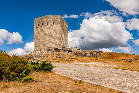 瓜尔达摄影照片_瓜尔达城堡的梅纳吉姆达瓜尔达塔 (Torre de Menagem da Guarda) 是葡萄牙这座高海拔城市的绝佳观景点