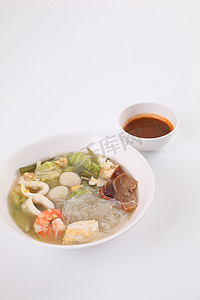 海鲜火锅摄影照片_当地食品，白色背景街头食品中的泰式寿喜烧汤