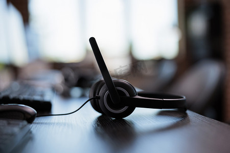 服务顾问摄影照片_通过电话热线与客户聊天的呼叫中心设备