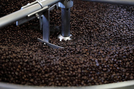 用机器近距离烘焙咖啡豆