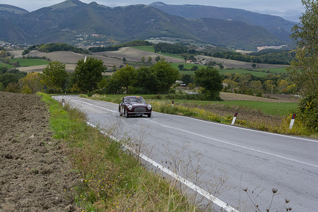 CISITALIA 202 SC BERLINETTA PININ FARINA 1948 年驾驶一辆旧赛车参加 2020 年意大利著名历史赛事 Mille Miglia 拉力赛（1927-1957 年）