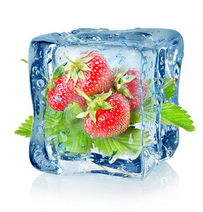 冰块和草莓隔离