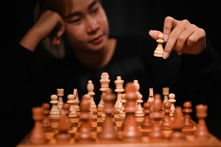 年轻的女商人下棋盘，商业竞争。