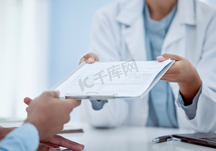 信息数字矩阵摄影照片_医生、医疗保险和患者在医院咨询病历时提供健康信息的表格。