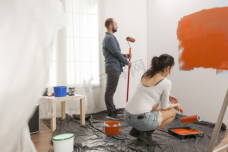 绘画室摄影照片_有橙色油漆的家庭绘画室
