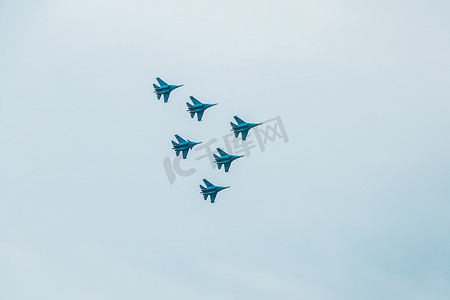 俄罗斯乌法 — 2021 年 7 月 10 日：Sukhoi Su-30SM 31 BLUE，北约代号：Flanker-C，俄罗斯空军俄罗斯骑士队喷气式战斗机进行航展