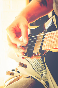 手的动态摄影照片_吉他手的手动态运动。