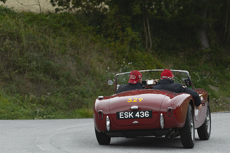 运动会徽摄影照片_AC ACE 1955 是意大利著名历史赛事 Mille Miglia 2020 拉力赛中的一辆老赛车