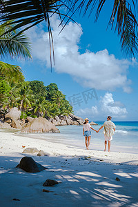 Anse Patates, La Digue Island, Seyshelles, Drone airview of La Digue Seychelles bird view, 成熟的情侣男女度假塞舌尔