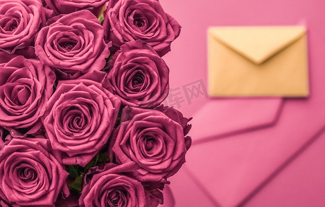 七夕礼物摄影照片_节日情书和鲜花递送、豪华玫瑰花束和腮红粉红色背景的卡片，适合浪漫的节日设计