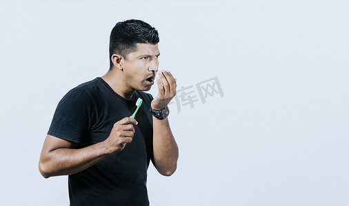 扫黑除恶额摄影照片_刷牙有口臭问题的人，有刷牙和口臭的人，口臭患者的概念