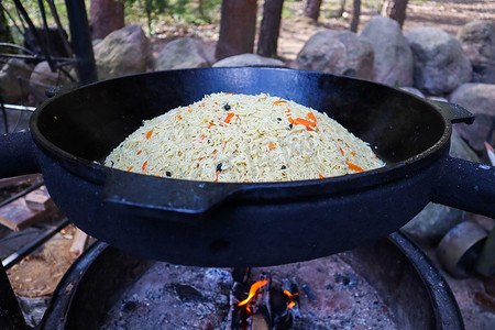 大铸铁锅里的米饭抓饭着火