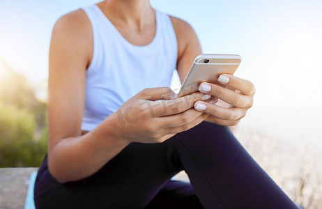 放松、健身和社交媒体移动女孩与 5g 技术在屏幕上打字的连接。