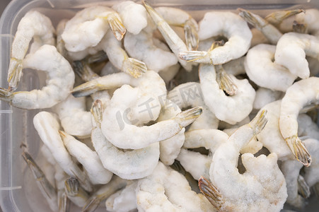 鱼市冰箱里的冷冻虾。