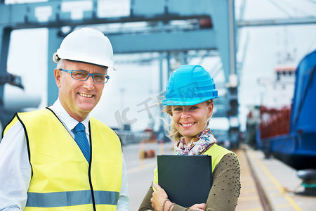 肖像航运、物流和货运工人在供应链行业的码头微笑。