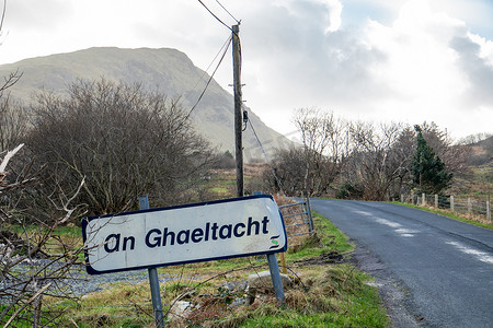 一个 Ghaeltacht 路标解释说，这里开始了一个讲爱尔兰语的区域 - 翻译：爱尔兰语