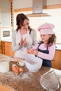 一位母亲教女儿如何烘焙的肖像