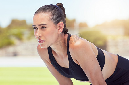 健身、健康和女子赛跑者在体育场内以心态、愿景或目标为重点，参加比赛、赛事或体育马拉松。