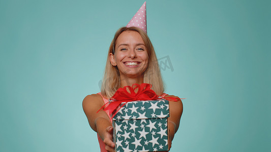 女士生日摄影照片_微笑的女士赠送生日礼盒伸出双手，提供包装好的礼物职业奖金
