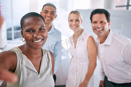 自拍、多样性和快乐的商务人士在初创办公室里看起来很开心。