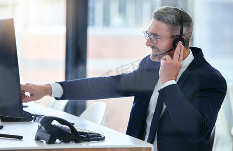 呼叫中心代理在工作时使用计算机与在线人员交谈，在电话营销公司进行互联网咨询，并在办公室提供建议。