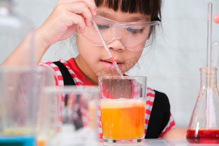 孩子们在教室里学习和做科学实验。