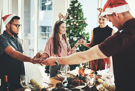 他们的传统是在深入研究之前先行感恩。一群年轻朋友在圣诞节一起吃饭时感恩的短片。