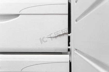 冰柜摄影照片_冰箱冰柜聚苯乙烯盖上的裂纹，特写。