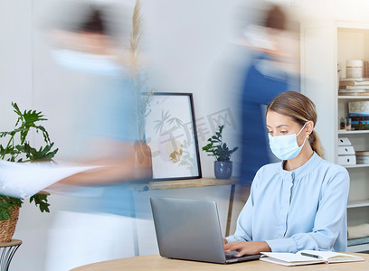 Covid、笔记本电脑和计划或办公室忙碌的女性戴着面具在工作场所提供保护。