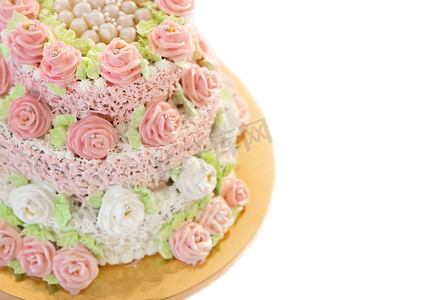 食用玫瑰摄影照片_婚礼白色蛋糕装饰着彩色奶油花玫瑰和可食用珍珠。