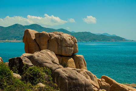 越南芽庄 — 2016 年 4 月：美丽的异国情调风景，可欣赏大海和岩石的景色