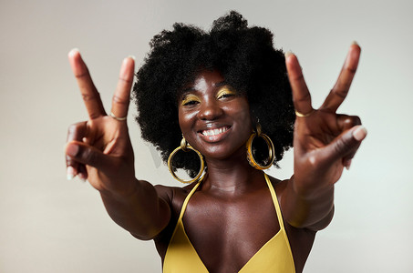 工作室背景下的黑人女性、和平标志和时尚非洲发型，配有风格、潮流和化妆化妆品。