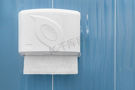 公共厕所或浴室的纸巾架清洁卫生湿巾