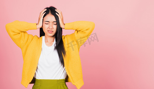 女人悲伤疲倦紧张的脸手牵着头