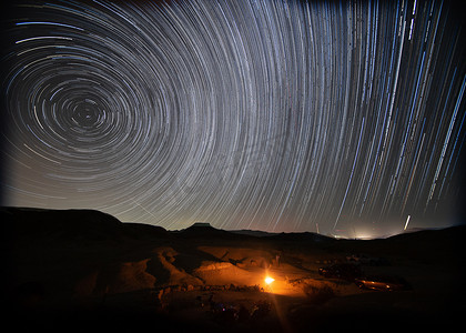 夜间沙漠营地的星迹
