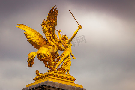 法国巴黎阴天亚历山大三世桥的金色雕塑