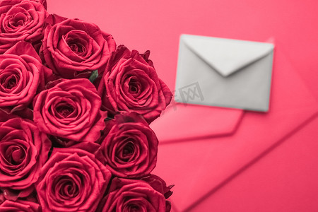粉色浪漫玫瑰花束摄影照片_情人节送情书和鲜花、奢华玫瑰花束和粉色背景卡片，打造浪漫假日设计