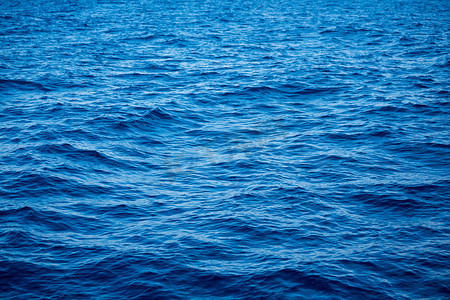 海面蓝色背景摄影照片_蓝色的海面与波浪