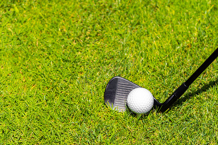高尔夫铁杆准备在高尔夫球场的绿草上击球