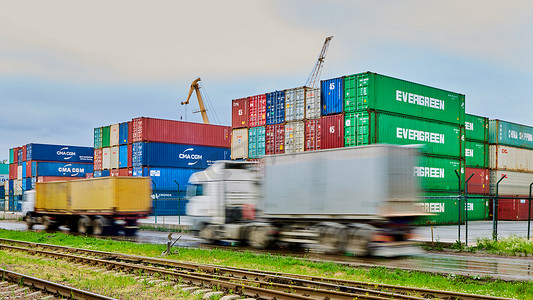 码头货运摄影照片_乌克兰敖德萨 — 2021年5月19日：港口码头的货运集装箱。