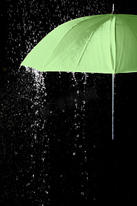 封面大气背景摄影照片_雨滴下的绿伞有黑色背景