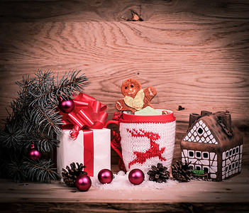 圣诞杯、姜饼屋和一盒礼物