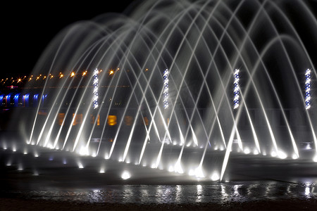 夜城里美丽的喷泉