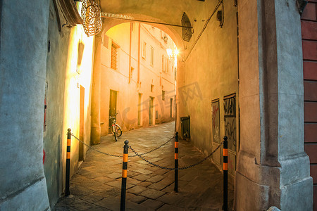 意大利托斯卡纳日落时分的中世纪老城卢卡小巷